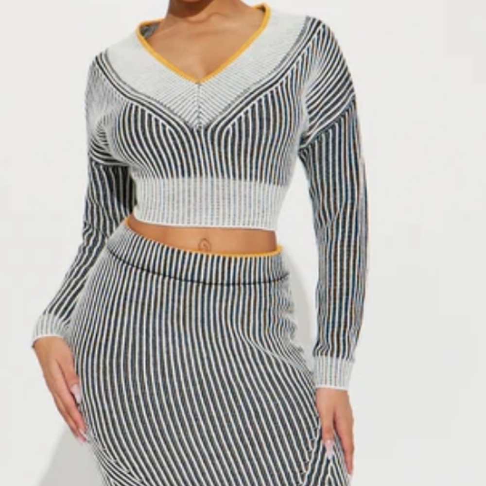 Fashions Nova Women's V-neck Crop Sweater